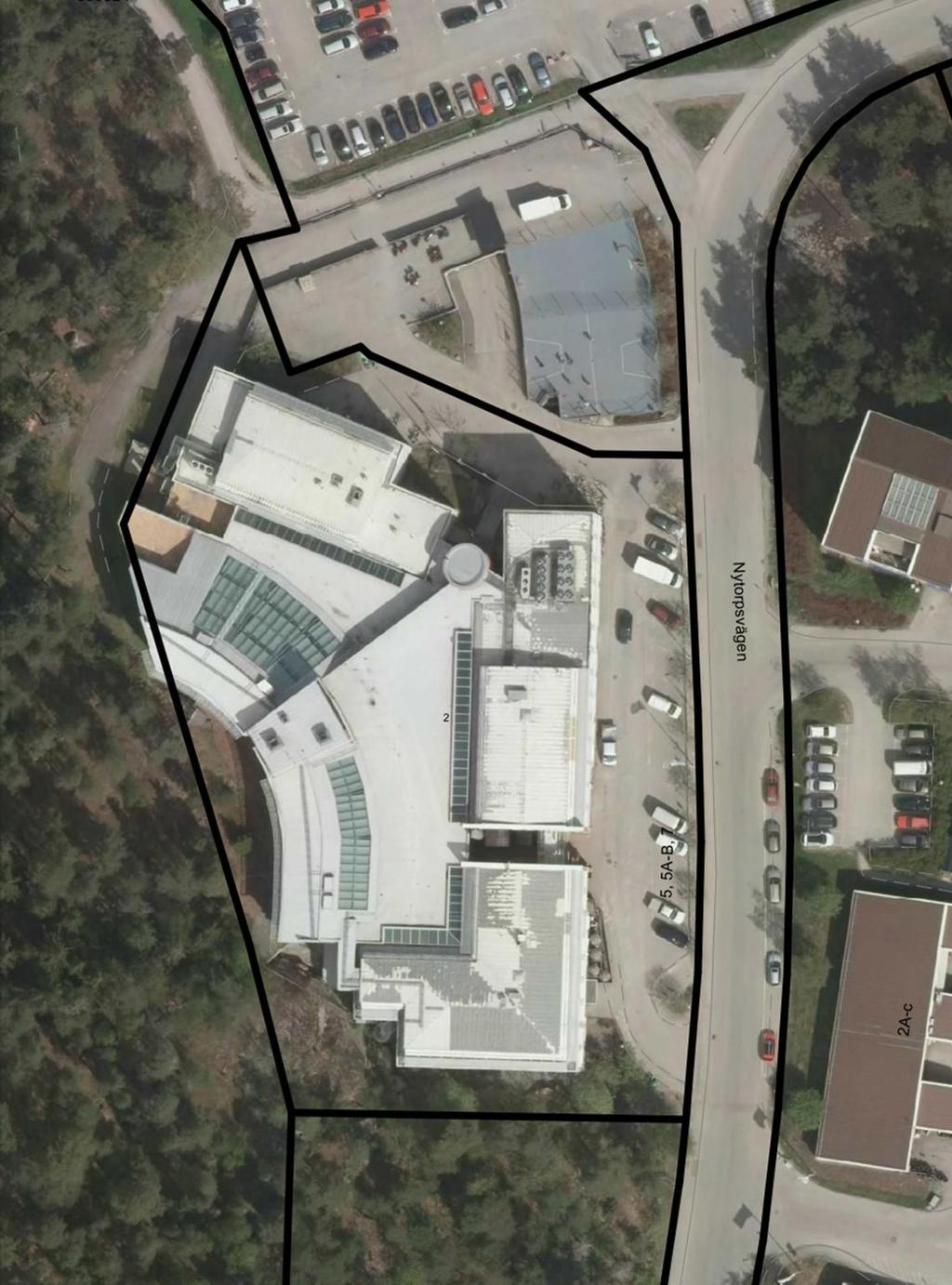 Planområdet är 8,3 ha stort, och domineras av en större byggnad, se fig xx. ent\arbetsmaterial\.docx Figur 2 Ortofoto med planområdet markerat i gult. Källa Täby kommun.