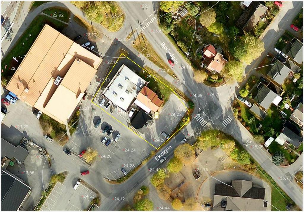 Figur 1 Sattelitkarta 1 med befintlig utformning av planområdet (gul markerat). 3.1.2 Planområdet efter exploatering En helt ny byggnad uppförs som ersätter de gamla byggnaderna, Figur 2.
