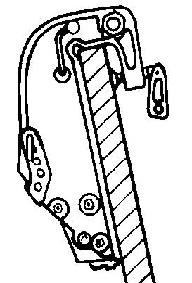 FUNKTIONER OCH REGLAGE 3. Sänk utombordaren så att den vilar på tiltstödspaken. Sänka till körläge 1. Koppla ur tiltstödspaken genom att höja utombordaren upp och av stödspaken och rotera den nedåt.