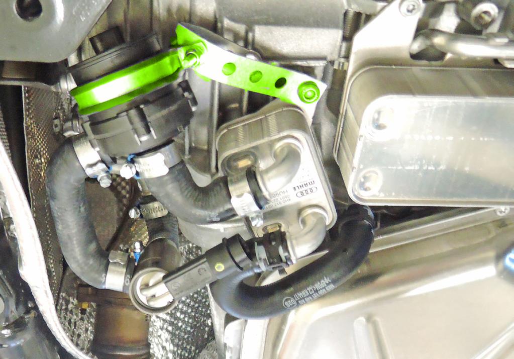 efestigen Sie wieder die bdeckung unterhalb vom Motor. SUOMI. Lämmittimen asennus suoritetaan auton alta. Irrota moottorin alasuoja.