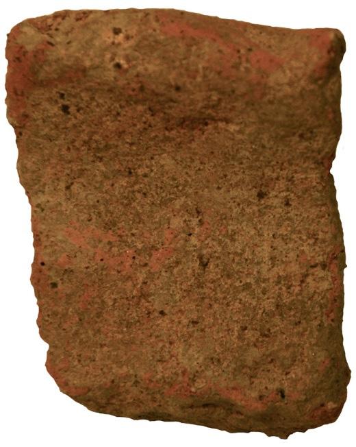 Figur 5. En av de mynningsskärvor som påträffades i kokgropen, anl. 40 (LUHM 32815:10). Skala 1:1.