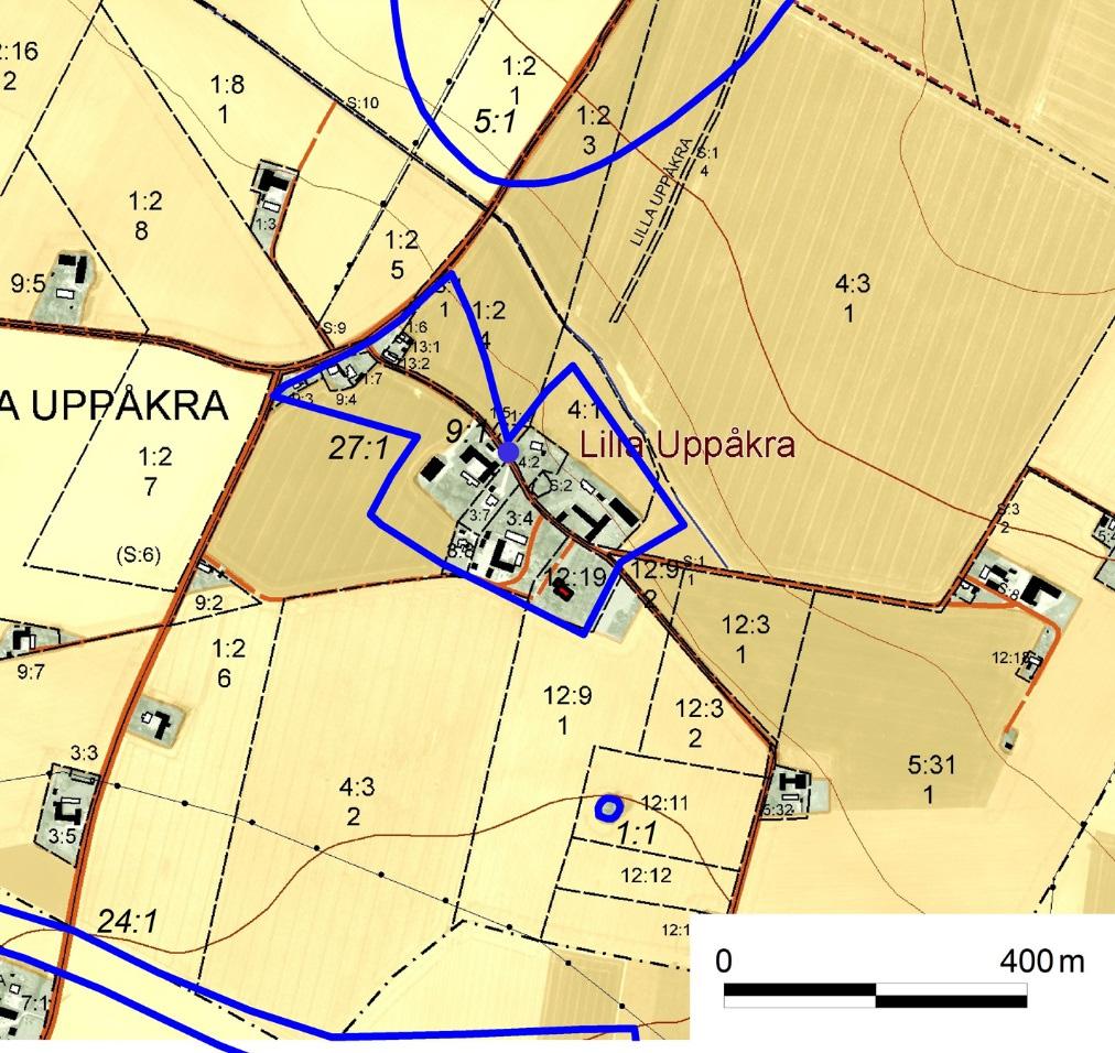 Figur 3. Utsnitt ur fastighetskartan med de närmaste fornlämningarna i Uppåkra socken markerade med blått. Fornlämningsnumren är kursiverade. Lantmäteriet.