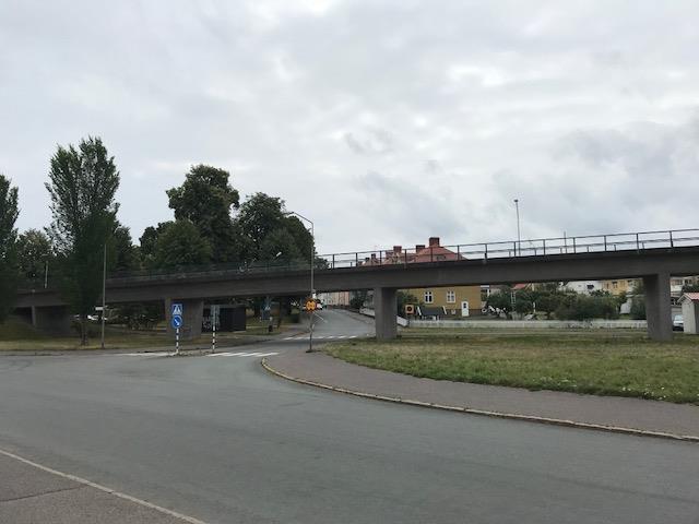 Figur 3-10: Bostadsområde söder om planområdet varifrån tillkommande vatten kommer och i förgrunden grönyta i planområdets sydvästra hörn.