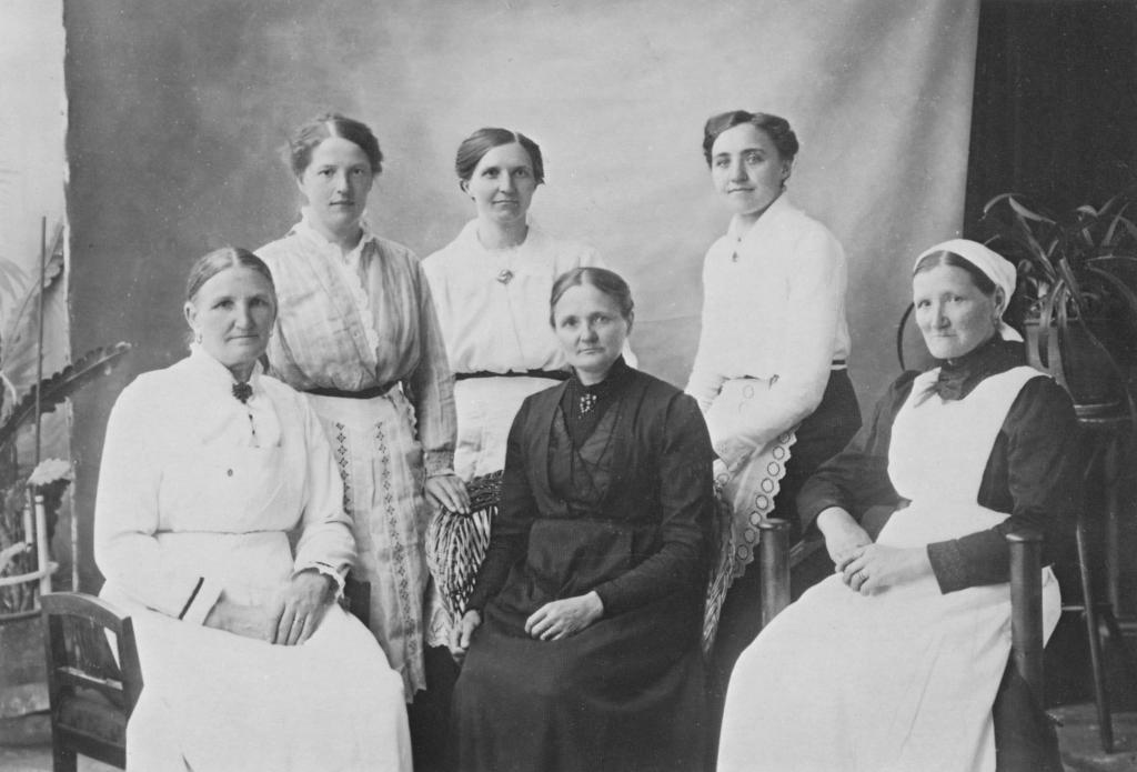 Festkommitté omkring 1920 Vid någon högtid i Missionshuset omkring 1920 tjänstgjorde denna festkommitté förstärkt med ortens kock fru Karin Lindholm, Huggle.