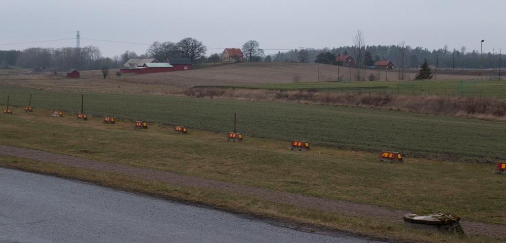 Figur 12. Foto mot söder med väg 796 och stambanan, i karaktärsområde 1 slättlandskap norr om stambanan. Figur 13.