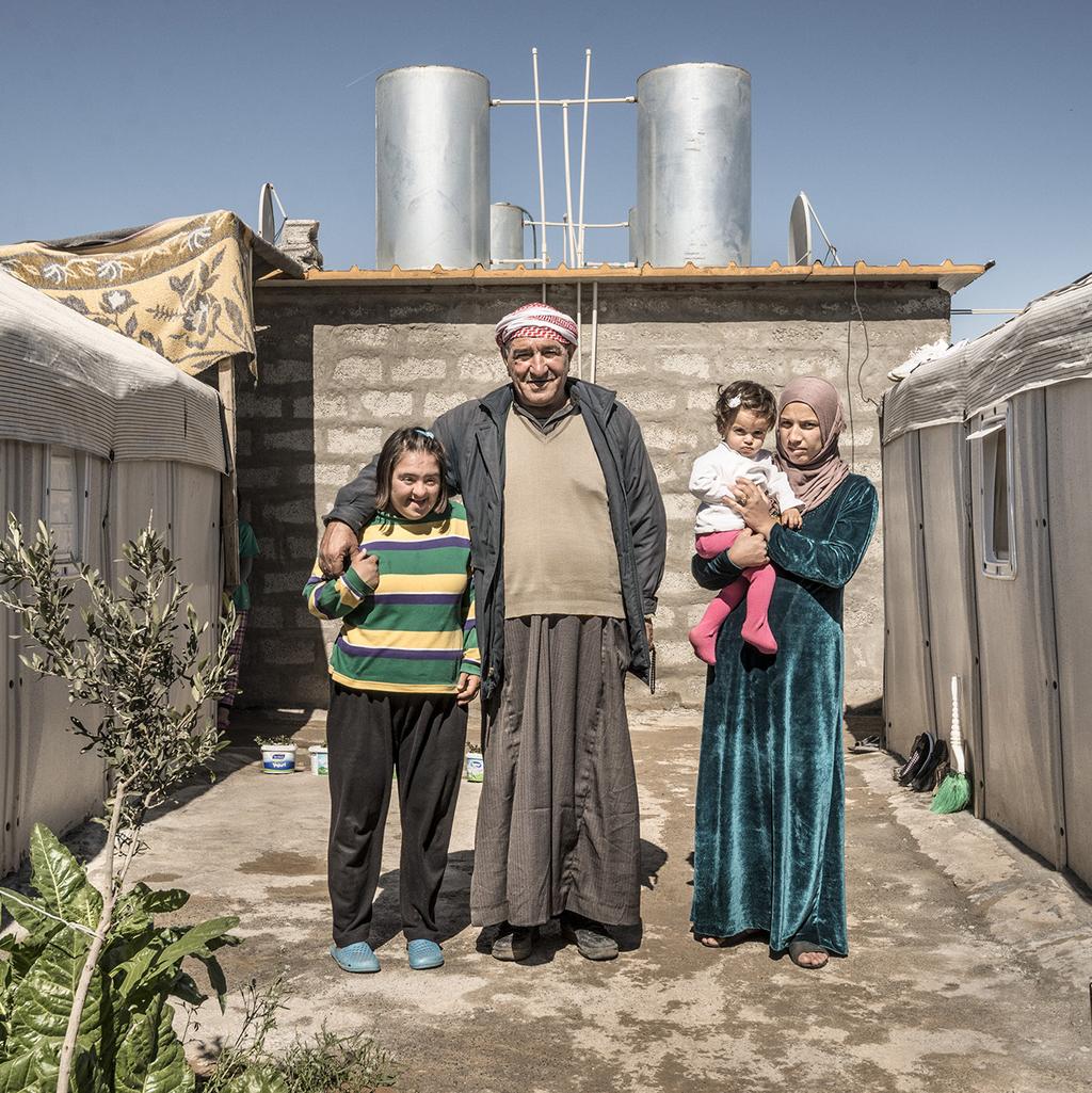 Höger: Hussein med sina döttrar och barnbarn i Kawergosk-lägret, Erbil, Irak Mars 2015.