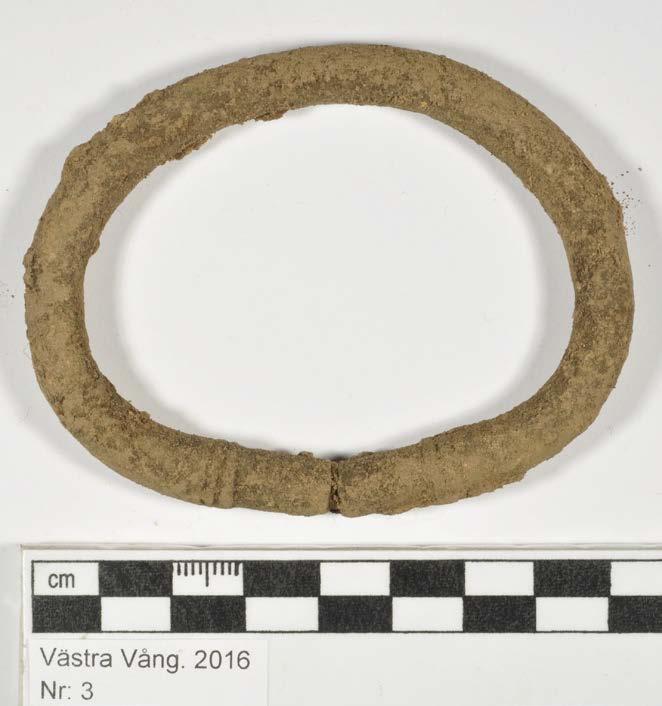 Ort/Anläggning: Västra Vång 2016, Kullen Fynd nr: Kons nr: 3 Kontaktperson: Mikael Henriksson, Blekinge Museum Datum in: 2016-05-22 Datum ut: 2017-01-09 Föremål: Bygel/ring Material: Cu-legering