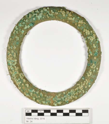 Ringen innan mekanisk rengöring, vikt: 178,22g, pilen markerar en mindre spricka.