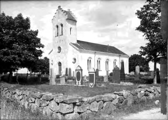 Flygfotot över kyrkogården är från 1930 40-tal. En rad större buskage står för grönska på den annars öppna och kala kyrkogården.