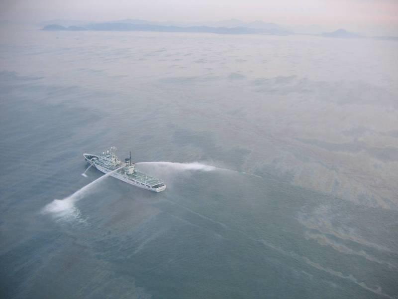 Vanliga problem vid oljebekämpning till sjöss För många flygplan för övervakning För många fartyg för oljebekämpning Ovilja