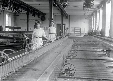 Under sena 70-talet hade hela industrin dött ut när produktionen flyttades till låglöneländerna och det inte längre var ekonomiskt hållbart att producera i Sverige.