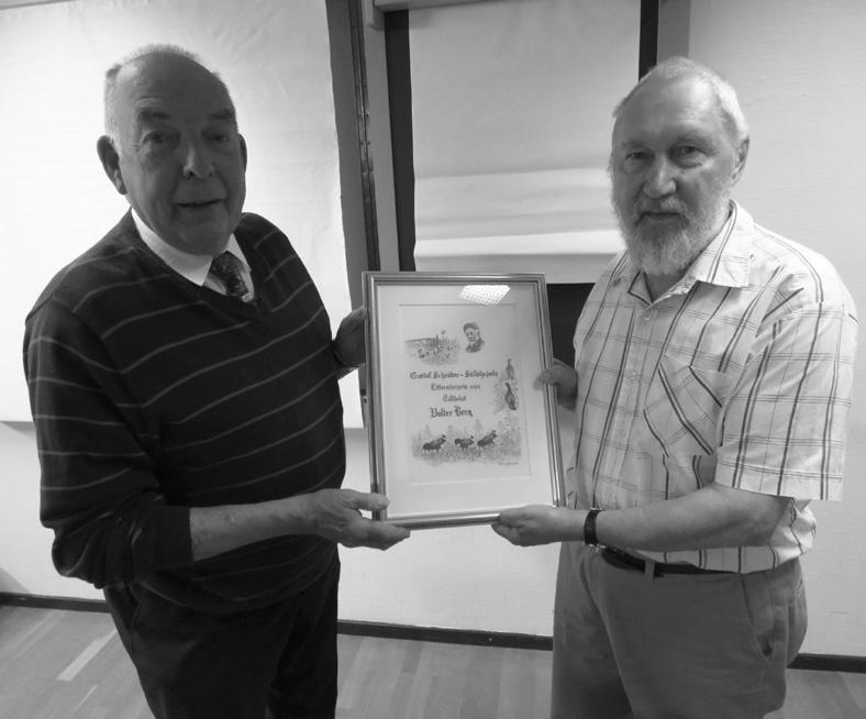 Ordf Lars Mebius överlämnar den speciellt framtagna jubileums-litteraturpristavlan till Valter Berg 1 a. Öppnande Ordf.