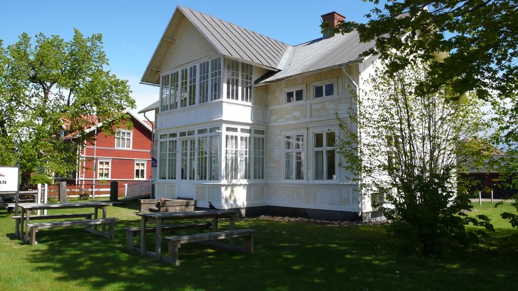 6 Aspen 12 De två byggnaderna som står tomma fungerade tidigare som bostadshus. Vid ett eventuellt plangenomförande kommer handel av dagligvaror att ske inom området.