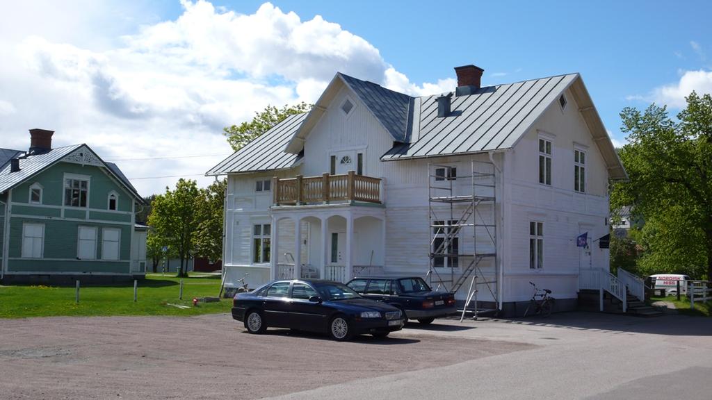 närvarande på att