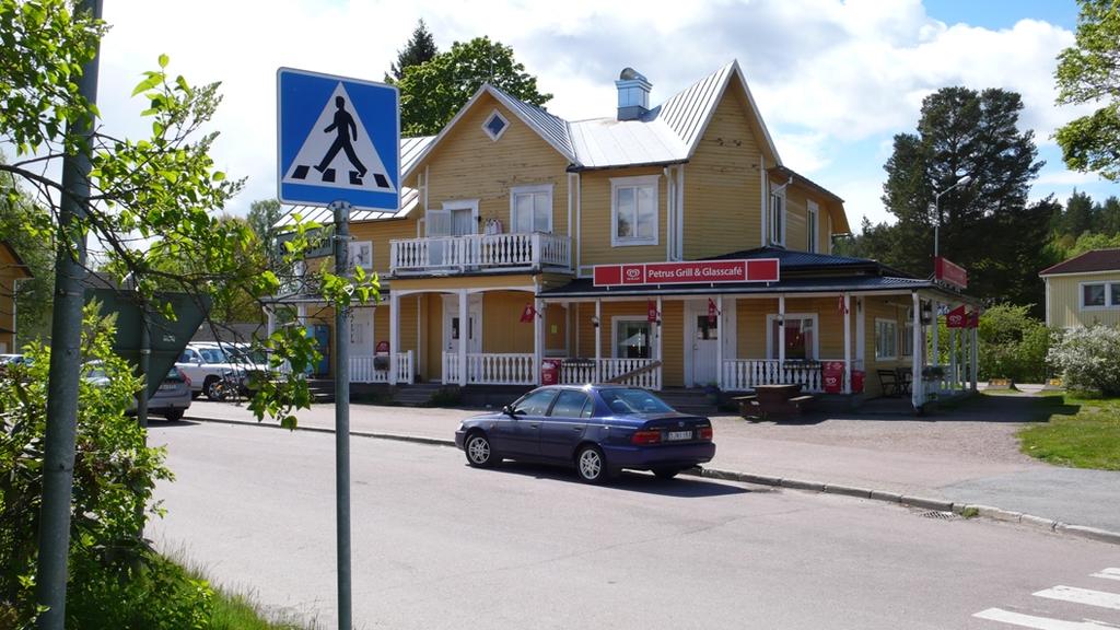 8 Skulle en butiksetablering bli aktuell kommer de tre befintliga byggnaderna att rivas och ersättas med en affärsbyggnad i en våning.