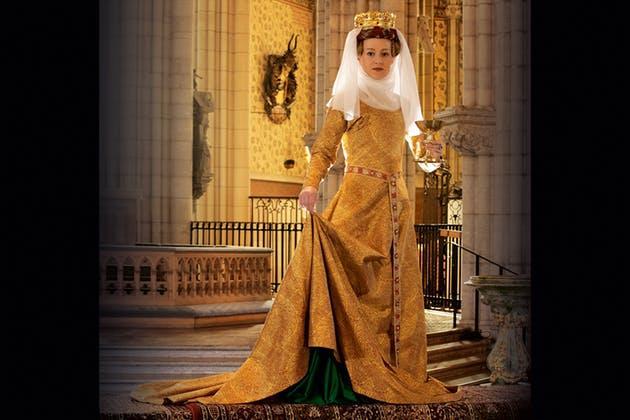 Drottning Margaretas gyllene kjortel återskapad. Bilden är tagen i Uppsala domkyrka.