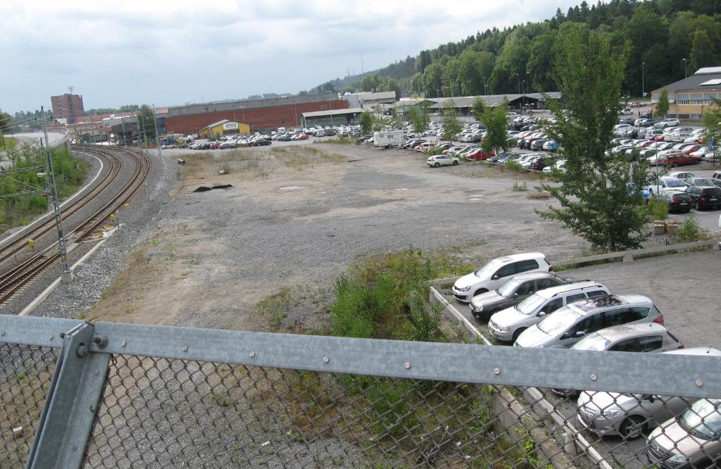 4 Geotekniska förhållanden 4.1 Topografi och ytbeskaffenhet Ytan där byggnaden planeras består mestadels av grus och är relativt plan. Övriga ytor inom området utgörs av asfalterade parkeringsytor.