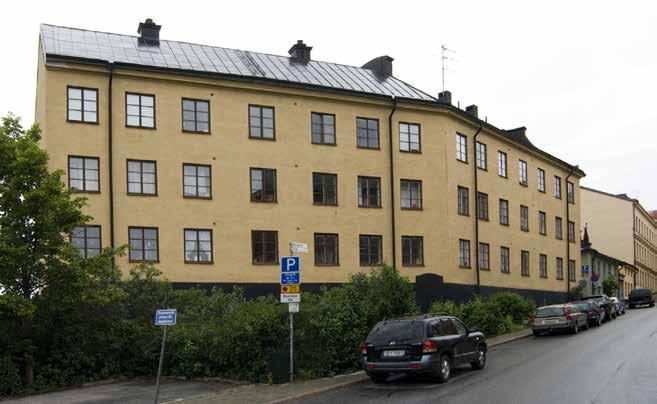 FASADEN MOT GATAN MED DEN ÄLDSTA DELEN LÄNGST BORT. FOTO J. MALMBERG. Bostadshuset byggdes som hyreshus för fattiga familjer med ekonomisk hjälp från Fattigbyggnadsfonden.