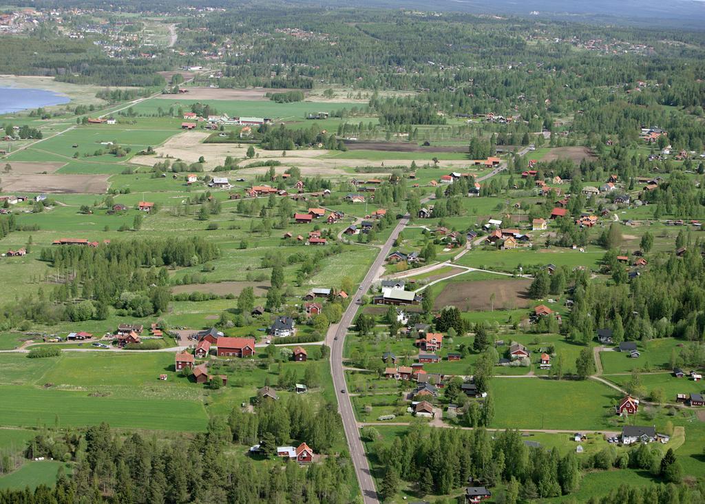 Vy från söder över Vångsgärde och Holen.