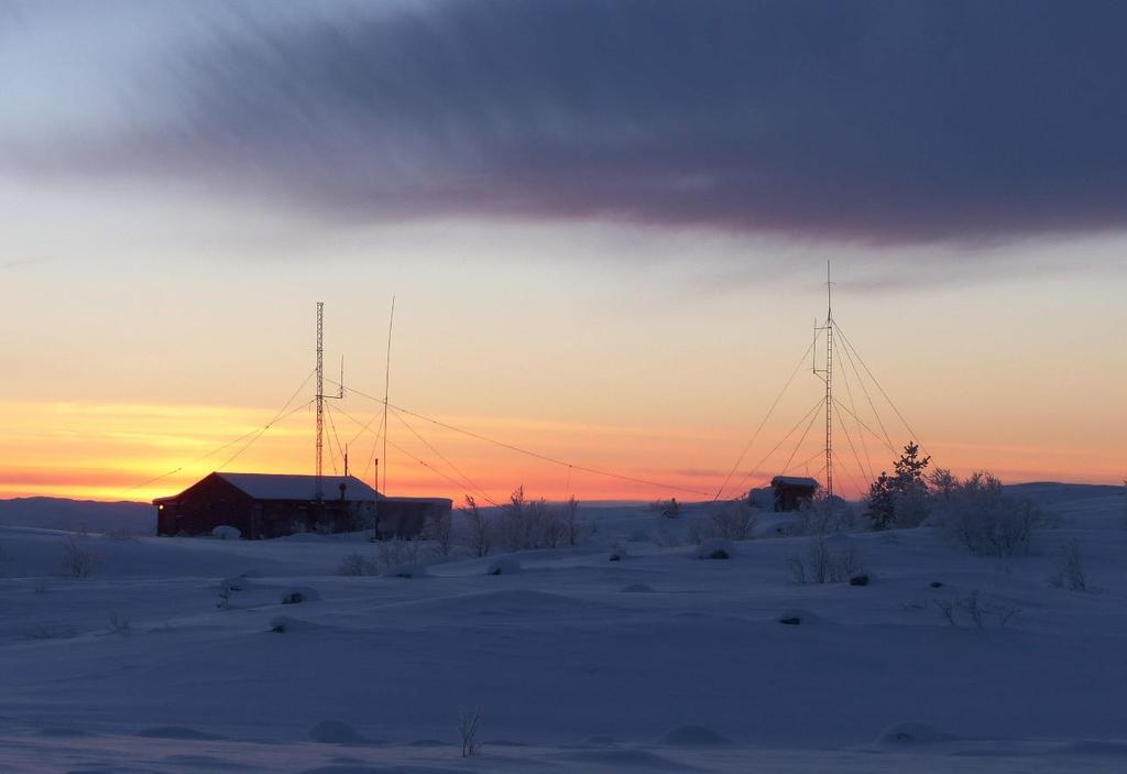 LA2K Kirkenesgruppa av NRRL har välvilligt lånat ut denna fantastiska bild av sitt klubbhus. Ser ut att vara en vacker solnedgång (men vaddå, är det inte natt i Kirkenes dygnet runt så här års?