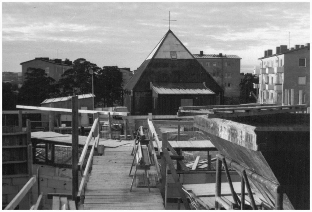 Nostalgi-rutan Nedslag i Hammarbykyrkans historia < I höst fyller Hammarbykyrkan 50 år. Den här bilden är tagen 1968, från ett fönster i det intilliggande studenthemmet.