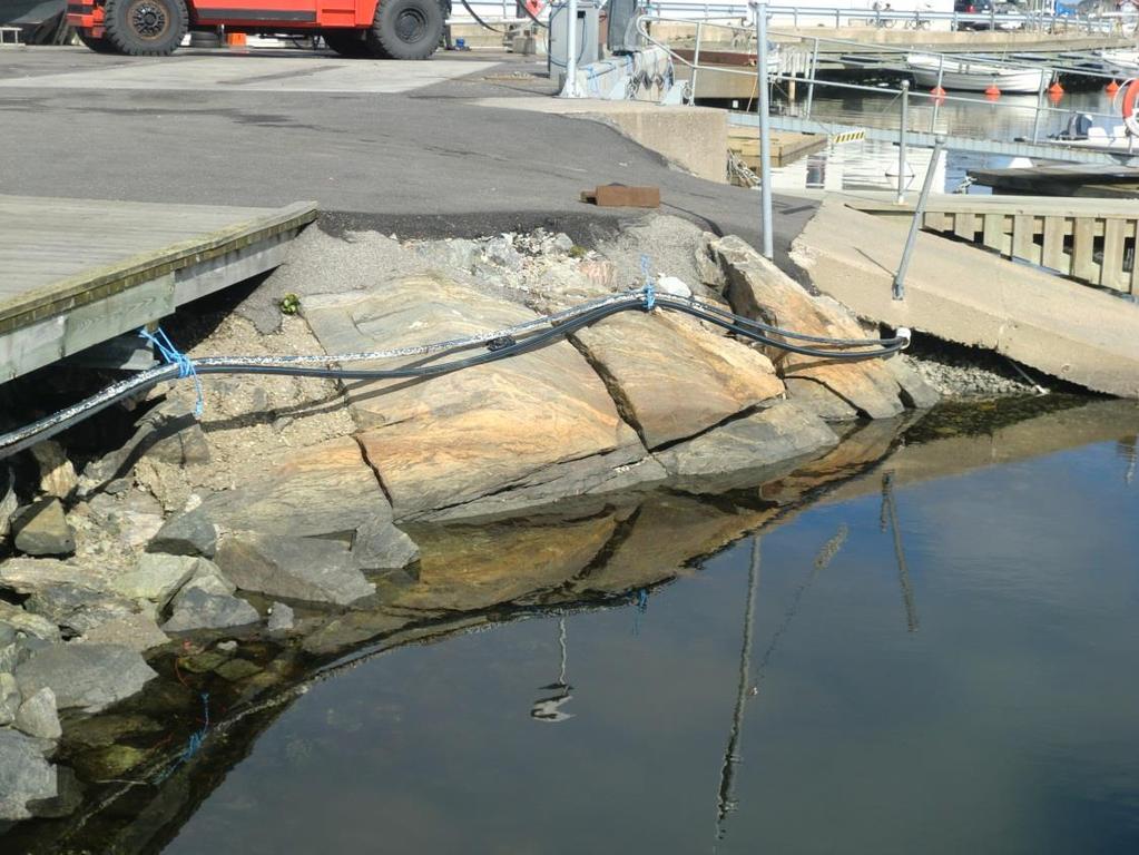 00_skärhamn, södra hamnen\teknik\utredning\pm\pm0\pm0.doc/hl al.dotm Bild, berg i dagen vid sjösättningsrampen.1. Område F Området utgörs av Skärhamns fryshus.