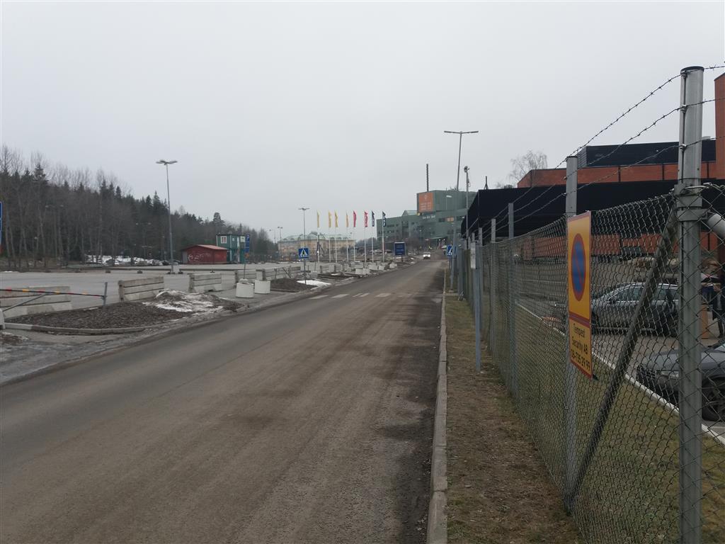 För Diametern 2 består marken huvudsakligen av hårdgjorda ytor eller avgrusade ytor med inslag av gräsytor och enstaka träd mellan byggnader, se