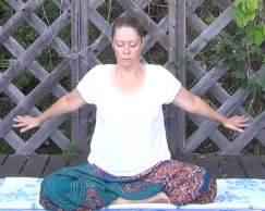 7. Armsvep Lätt meditationsställning. Andas in och svinga armarna rakt upp över huvudet med handflatorna bakåt. Andas ut och låt armarna svepa ner och bakåt.