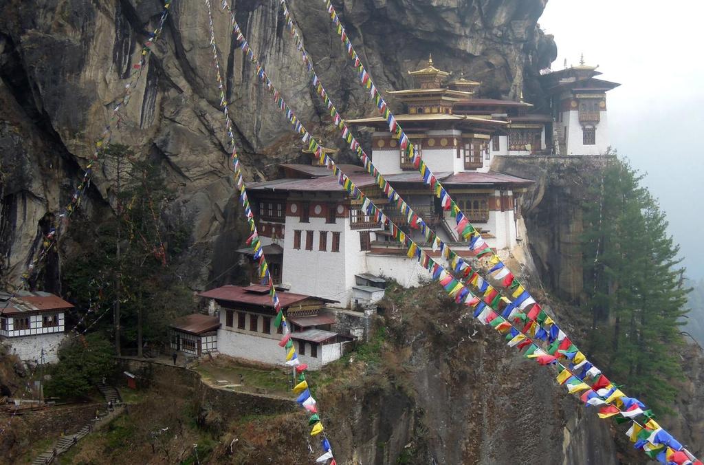 DAG-TILL-DAG PROGRAM 27 mar. Resan startar på New Dehlis internationella flygplats (IGIA) sent på kvällen. Transfer till ett hotell nära flygplatsen. Natt i Delhi. Tigers Nest Monastery.