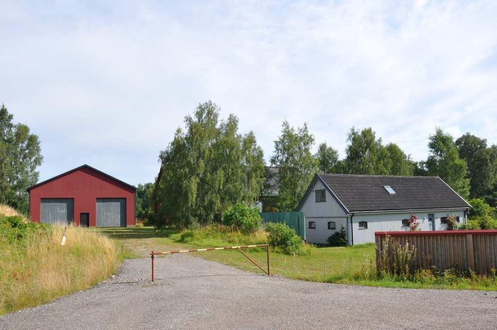 Praktisk maskinhall om 400 kvm och loge/maskinhus om 250 kvm.