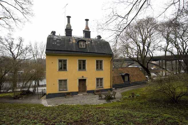 FASAD MOT SÖDER MED URSPRUNGLIG PARPORT. FOTO. J. MALMBERG. hanterades de båda tomterna som en fastighet under namnet Lorentzberg efter L. J. Götherströms son, kamrer Lorentz Johan Götherström.