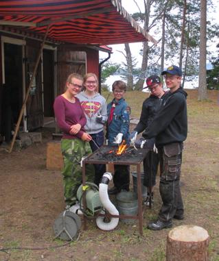 Lägren innehåller vandringar, hantverk, lekar, kanotpaddling, bad, lägerbål, utflykter och mycket annat som hör Vikenläger till. De som varit på läger på Viken kommer gärna tillbaka.