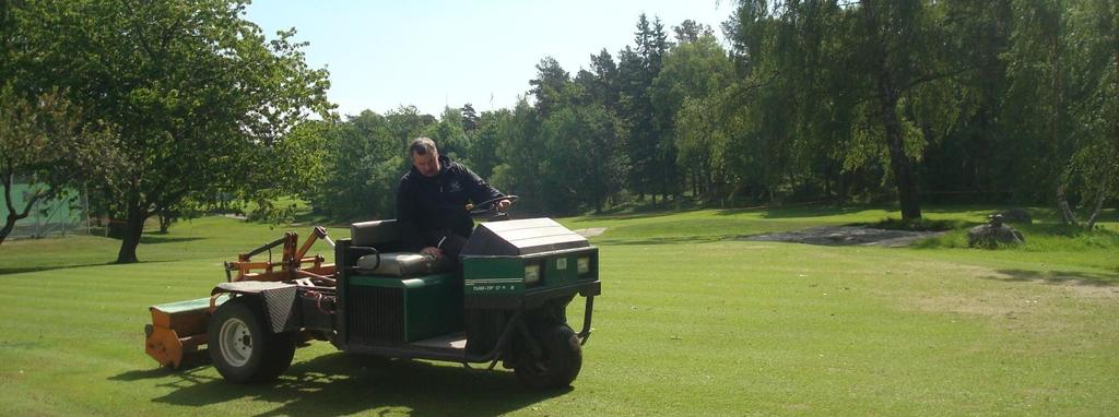 1. Golfbanan Golfbanan kräver för löpande underhåll kompetent personal och en maskinpark av god kvalitet.