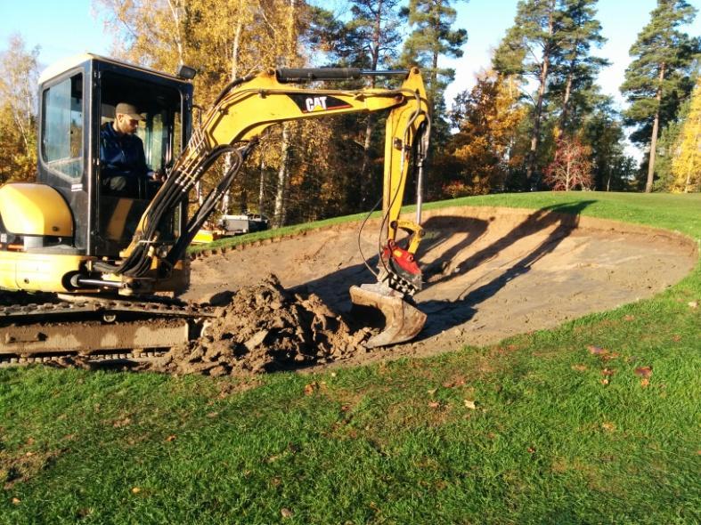 Bunkrar Sanddjupet skall enligt PGA vara cirka 10 cm. Vid nyanläggning av bunker lägger man på cirka 15 cm sand som sedan av naturens krafter komprimeras till riktvärdet om 10 cm.