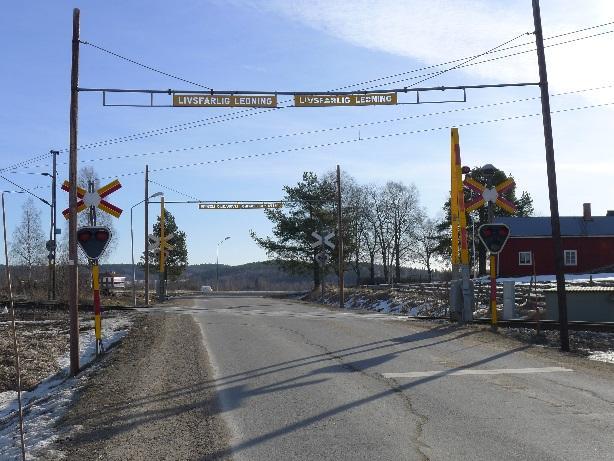 Järnvägen följer väg 781 på dess östra sida till dess passage via en plankorsning i Edsäter i höjd med Kyrksjön.