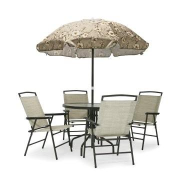 fyra stolar, bord och parasoll