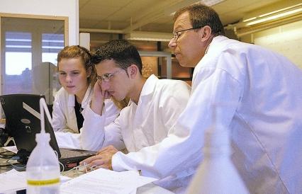 lokalt ansvar EN SKOLA ÄR ALDRIG den andra lik. De har alla olika förutsättningar beroende på vilka eleverna är, vilka lärarna är och var i landet skolan finns. Skolan är kommunernas ansvar i Sverige.