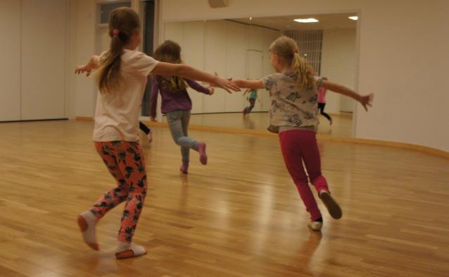 Du som väljer att dansa på Kulturskolan får använda kroppen som ett berättande redskap lära dig koreografi och dansteknik genom motoriska och styrkande