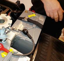 Byte av batterier Fäll upp armstöden och sedan