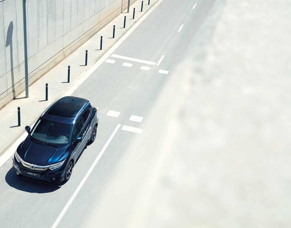EXTRA SMART, EXTRA SÄKER VARNINGSSYSTEM FÖR KÖRFÄLTSAVVIKELSE* Om bilen kör ur filen utan att du använder blinkers kommer larmet att blinka och ljuda för att uppmärksamma dig på att du måste