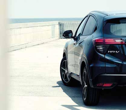 DYNAMISK DESIGN HR-V:s moderna form drar blickarna till sig och får hjärtat att slå ett extra slag.