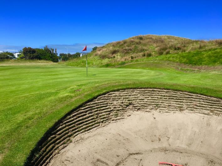 norrut och spelar Paraparaumu Golf Club, en äkta links