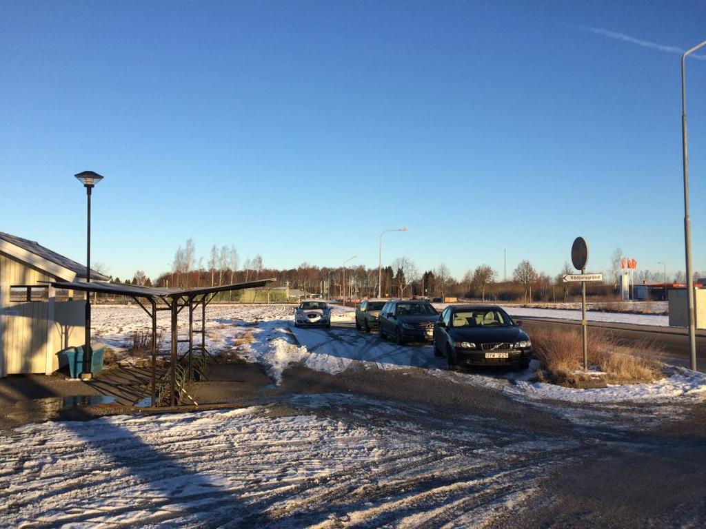 12 (17) Personalens bilar trängs utanför förskolan Gränden.