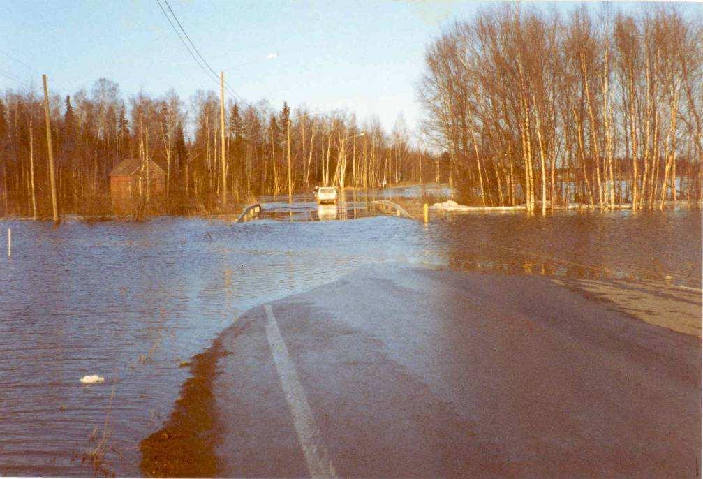 Bild 14. Översvämningsområden kring Laihela å våren 1984, Flygfältsvägen i Vasa (Raine Saari). Isproppar som uppstår i åar och älvar gör att vattenytan kan stiga snabbt.
