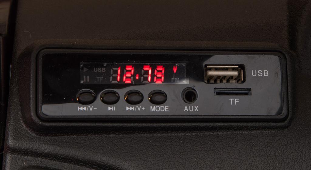 Multimediaenhet H A G B C D E F A) Display med voltmätare: Displayen visar batteriernas spänning. När batterierna är fulladdade ska displayen visa cirka 13,1-13,3V.