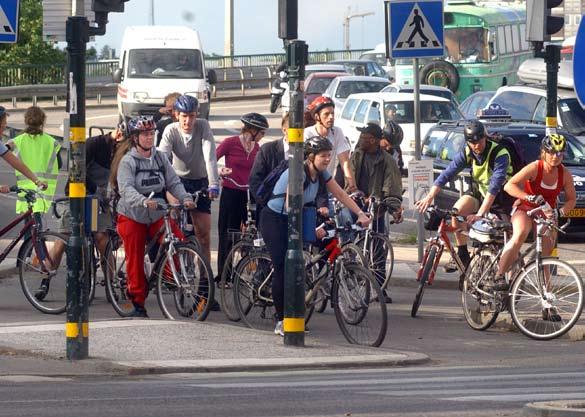 2005 Cyklar i city- och över innerstads- och Saltsjö-/Mälarsnittet uppräknat till dygnssiffror 2004 2005 40 000 st Lindrigt skadad Resor med start eller mål City Söderort Västerort 30 000 st 20 000
