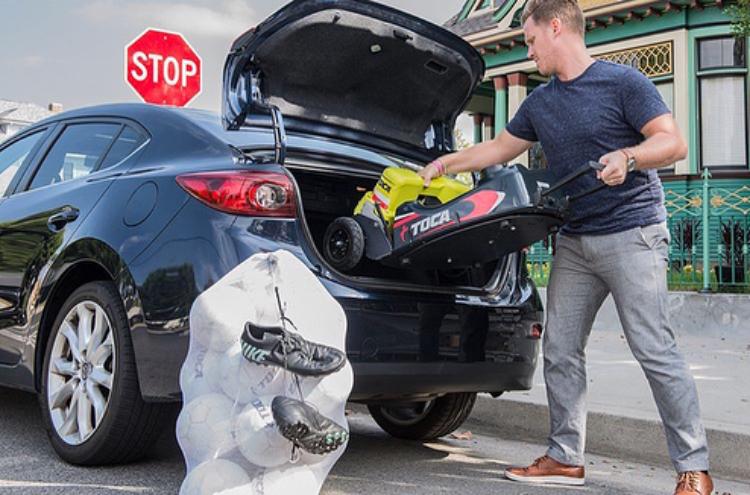 Din TOCA Touch Trainer är lätt att transportera och får enkelt plats i bakluckan på en vanlig sedan. Plocka isär den enligt anvisningarna ovan och placera den säkert i bilen.