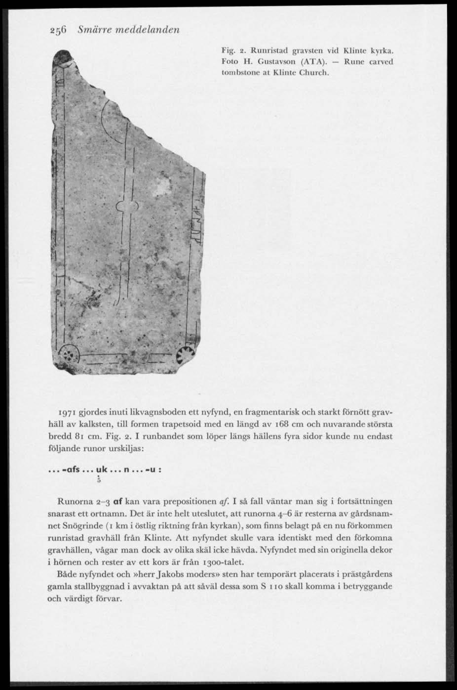 256 Smärre meddelanden Fig. 2. Runristad gravsten vid Klinte kyrka. Foto H. Gustavson (ATA). Rune carved lombstonc at Klinte Church.