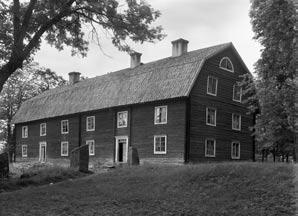Fig. 5:4. Arbetarbostad på Höja säteri, Gryta socken. Arbetarbostaden uppfördes omkring år 1800 och innehöll sex lägenheter och några enkelrum.