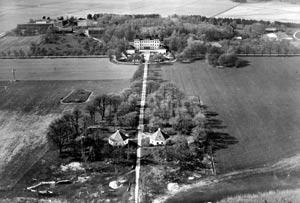 Fig. 5:7. Sjöö säteri, Holms socken, på 1930-talet. I centrum allén från bryggan i Mälaren upp till mangården med sina flyglar.